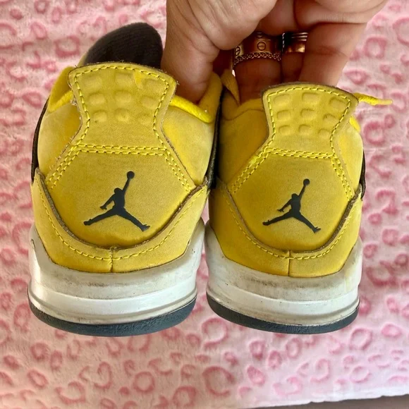 Jordan 4 Retro in Yellow and Black
Jordan Size 10 (Toddler) - Picture 5 of 7